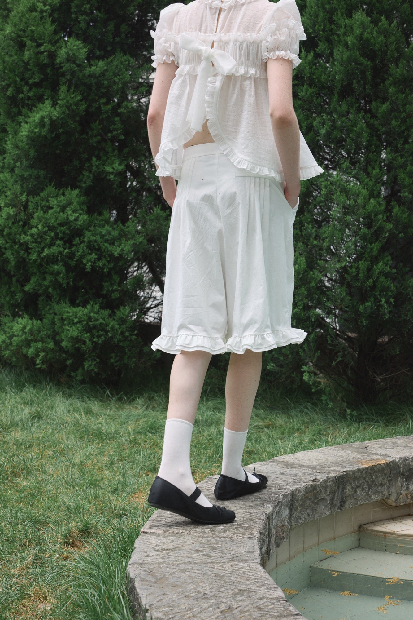 ‘Eric’ White Bow Mid-length Shorts
