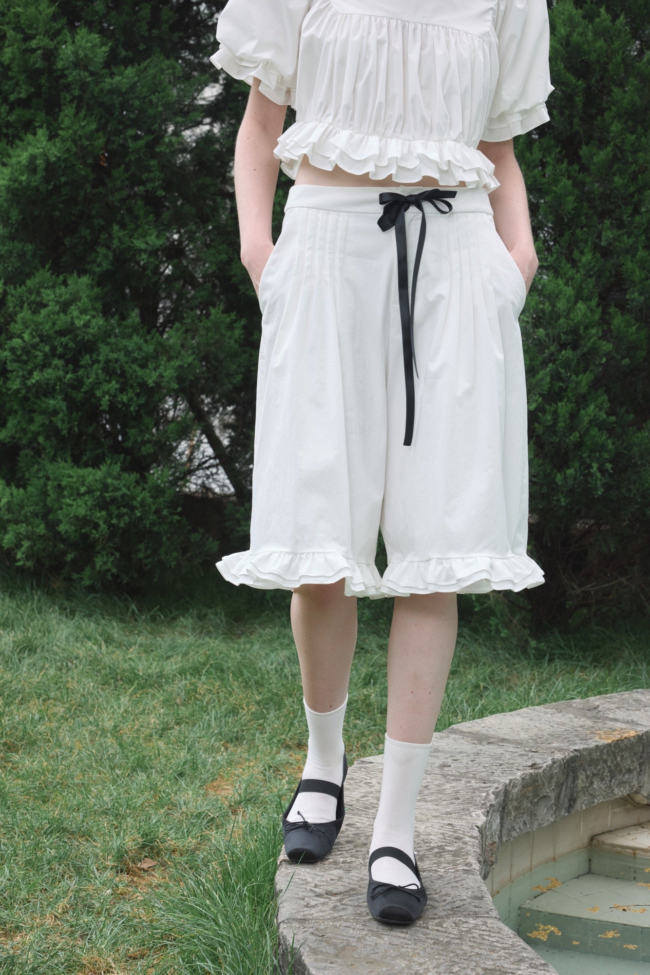 ‘Eric’ White Bow Mid-length Shorts